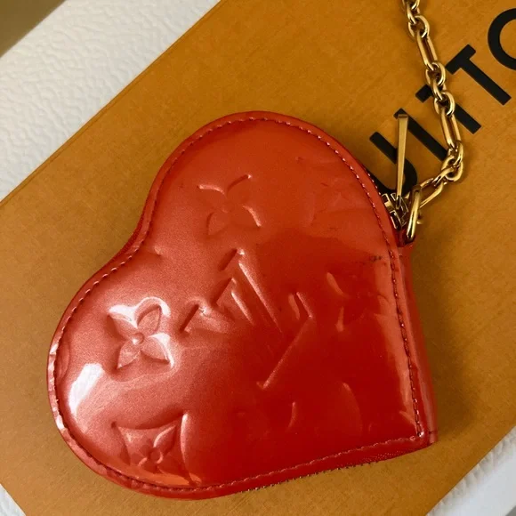 Louis Vuitton Vernis Red Heart pouch with charms - Picture 4 of 11